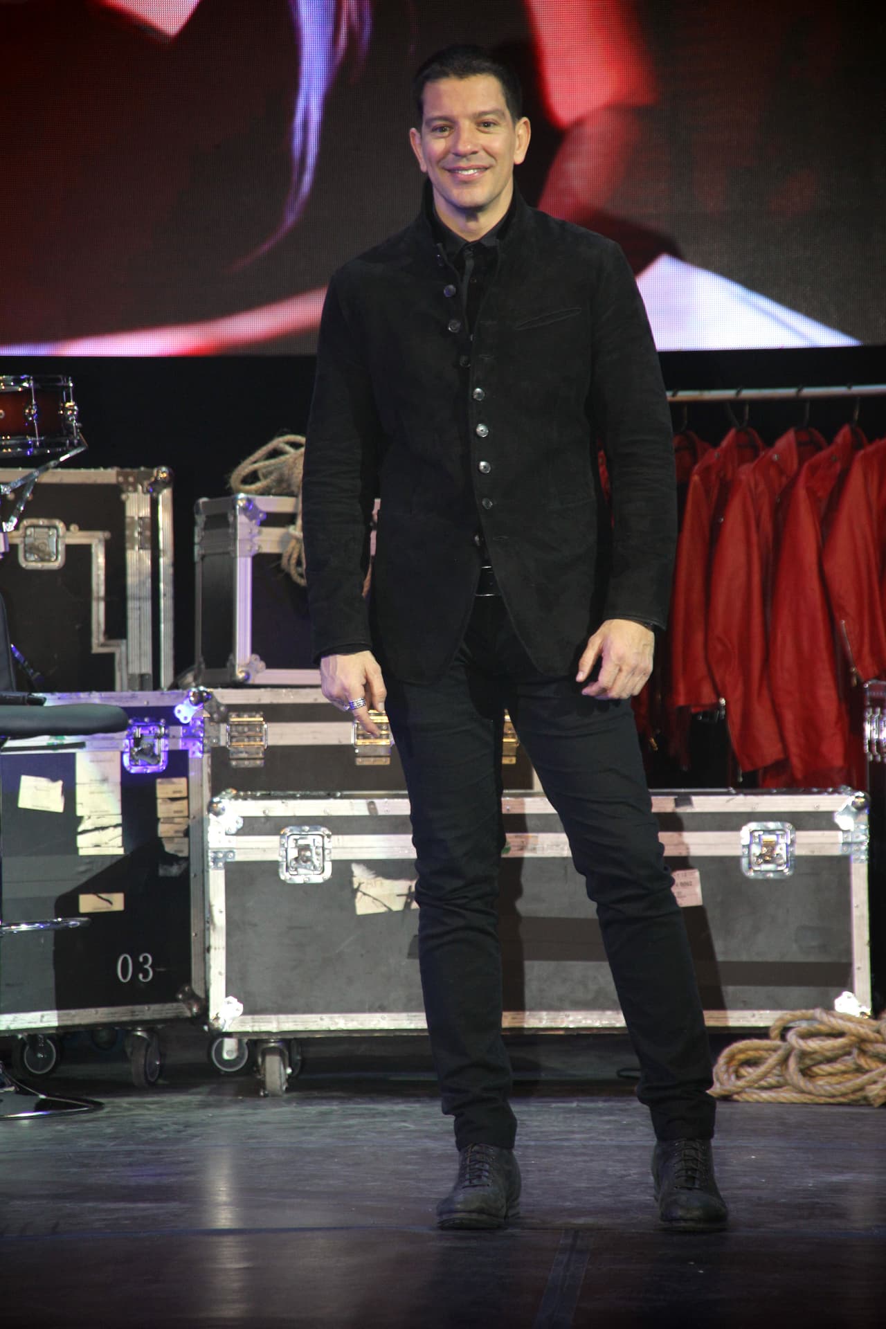 Las dos estrellas han dicho ser muy buenos amigos desde que fueron mentores en 'La Voz México': "Yo transmito esa felicidad, porque disfruto de lo que hago, porque el teatro lo tienes que disfrutar [...] Y bueno, es un hombrezote, ni modo que no tengamos química”, dijo en conferencia de prensa, reportó el diario Excélsior.