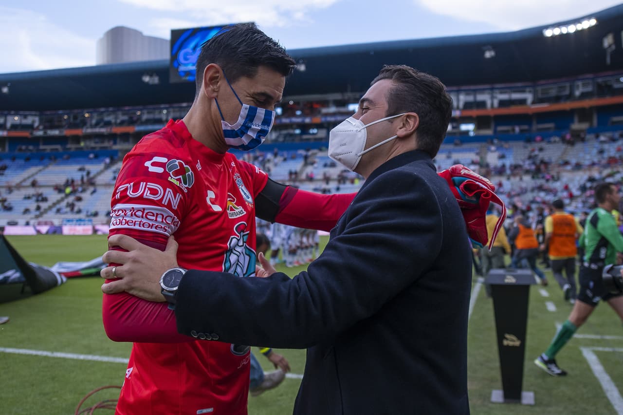 El Pachuca consiguió su segunda victoria del torneo tras vencer por 2-1 a las Chivas. Los Tuzos aprovecharon un grave error del 'Tiba' Sepúlveda y Raúl Gudiño para marcar el segundo tanto después de que Víctor Guzman hiciera el primero. Los rojiblancos reaccionaron con un gol de Ángel Zaldívar por la vía del penal, pero no fue suficiente.