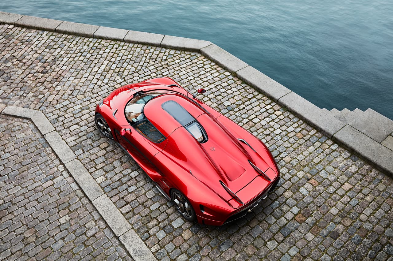 En la ocasión el fabricante sueco también exhibe el 
<a href="http://www.univision.com/noticias/autos/koenigsegg-regera-ginebra-2016-a-bordo-video" target="_blank"><b>Regera</b></a>, un
<b> </b>híbrido enchufable que entrega 1,500 caballos de fuerza, el cual había sido presentado en el 
<b>Auto Show de Ginebra 2016 </b>y que se desplegará en sólo 80 unidades. Aquel auto combina el poderoso motor biturbo V8 de 5.0 litros con 1 motor eléctrico de 217 HP y otros 2 con 245 HP, siendo capaz de ir de 0 a 186 mph en sólo 10 segundos.