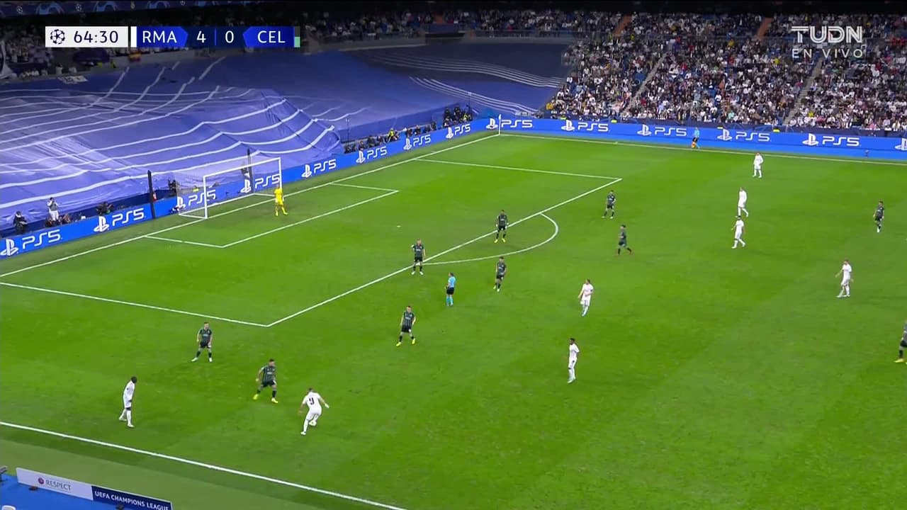 ¡TIRO ATAJADO! disparo por Giorgos Giakoumakis.