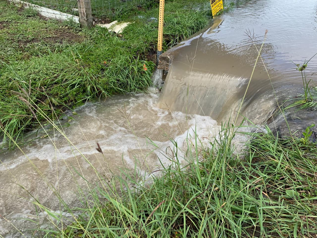 El agua se ve correr no solo por las calles, sino también por las orillas de las caminos de los vecindarios.