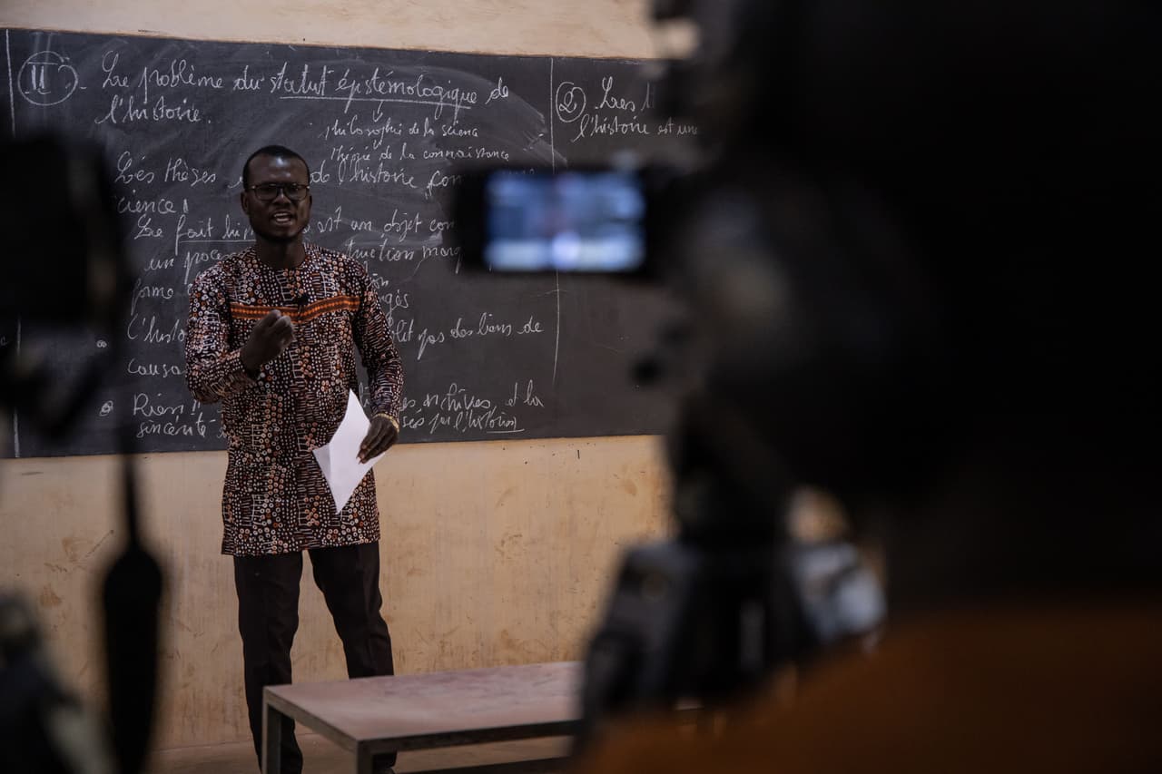 <b>Aulas transformadas en estudios de TV</b>. Wendlamita Marino Compaoré, profesor de filosofía en una escuela de Burkina Faso, graba en video una clase que será transmitida a sus alumnos a través de la televisión pública. Desde finales de febrero y con poco tiempo para prepararse, miles de maestros tuvieron que cambiarse a clases virtuales en todo el mundo. 30 de marzo.