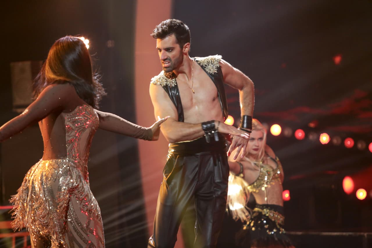 Muy en su papel, disfrutando el baile flamenco.