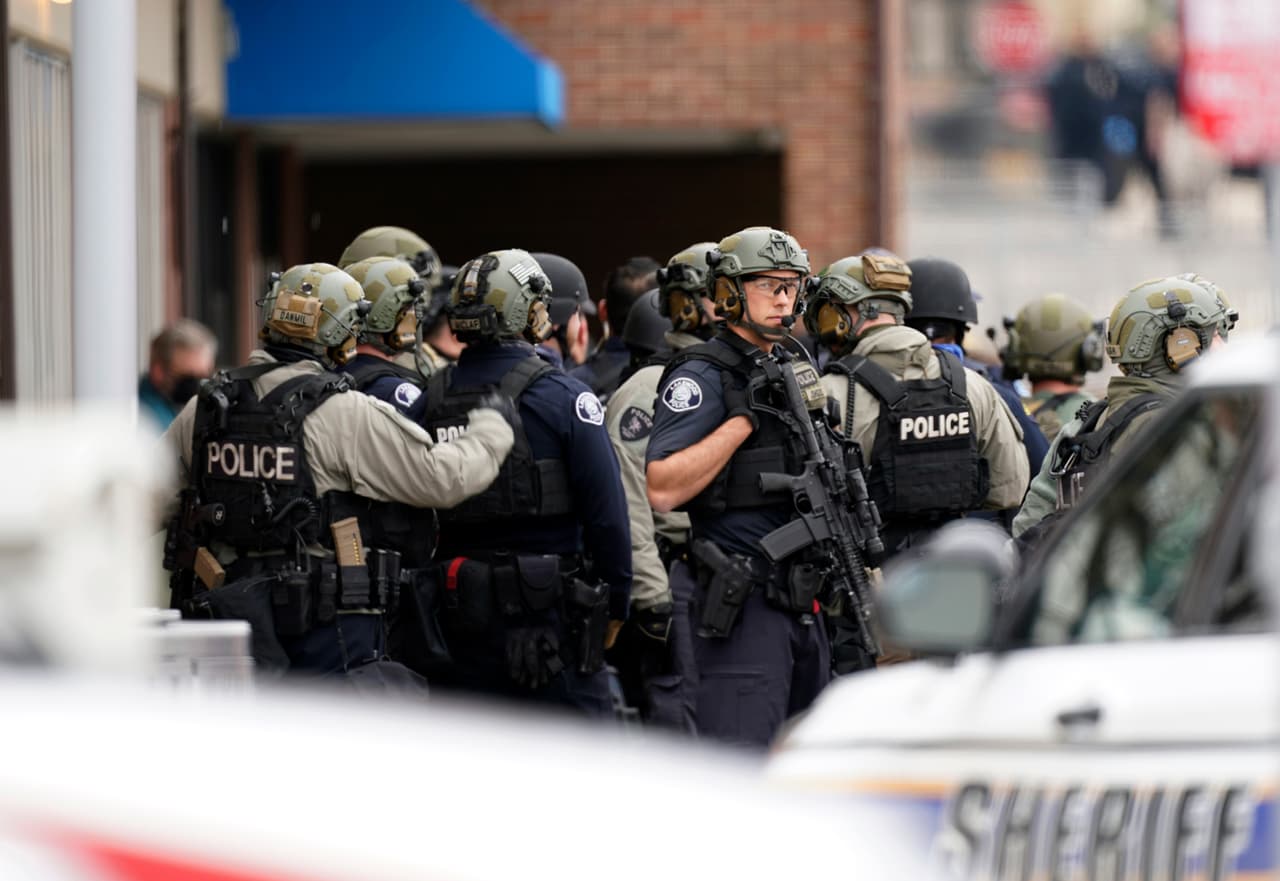 <b>22 de marzo de 2021: tiroteo en supermercado de Boulder. </b>Un hombre de 21 años abrió fuego dentro y fuera de un King Soopers y mató a 10 personas, incluido el primer oficial de policía en llegar a la escena. El atacante resultó herido y fue capturado por la policía.