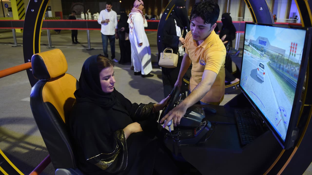 Las mujeres de Arabia Saudi se han tomado muy seriamente sus responsabilidades como conductoras. Esta mujer afina su maestría detrás del volante con la ayuda de un simulador electrónico de manejo el Riad.