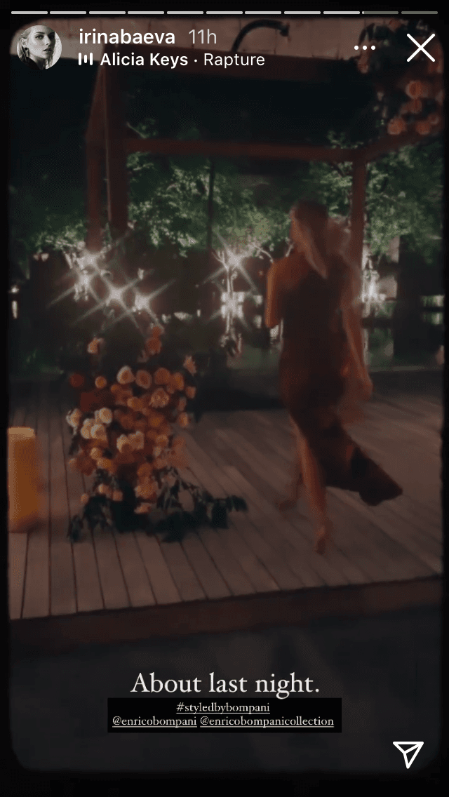 Entre las fotos que ciertos invitados han publicado hasta ahora, resaltó un detalle que ha llamado la atención de algunos usuarios de redes sociales: nadie trae cubrebocas.
<br>