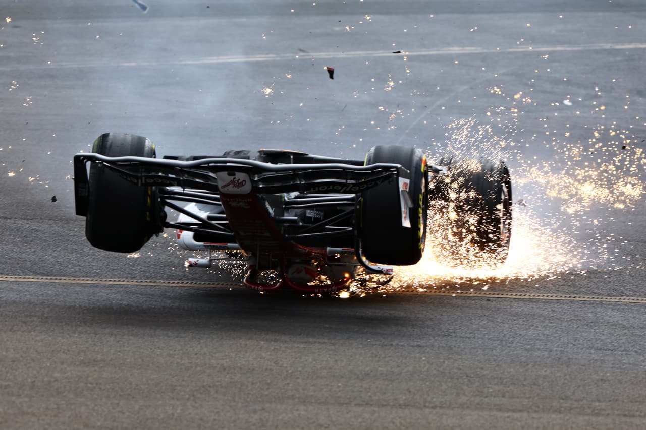 El GP de Gran Bretaña se vio interrumpido poco después de darse la salida a causa de un accidente que afectó a varios pilotos.