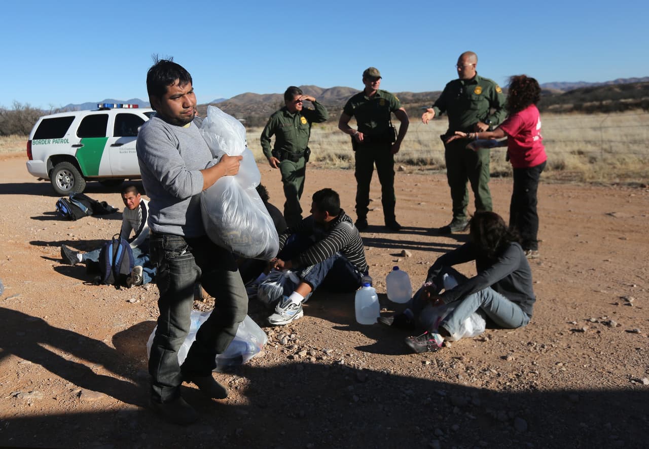 Frío extremo pone en riesgo a inmigrantes que cruzan el desierto de Arizona