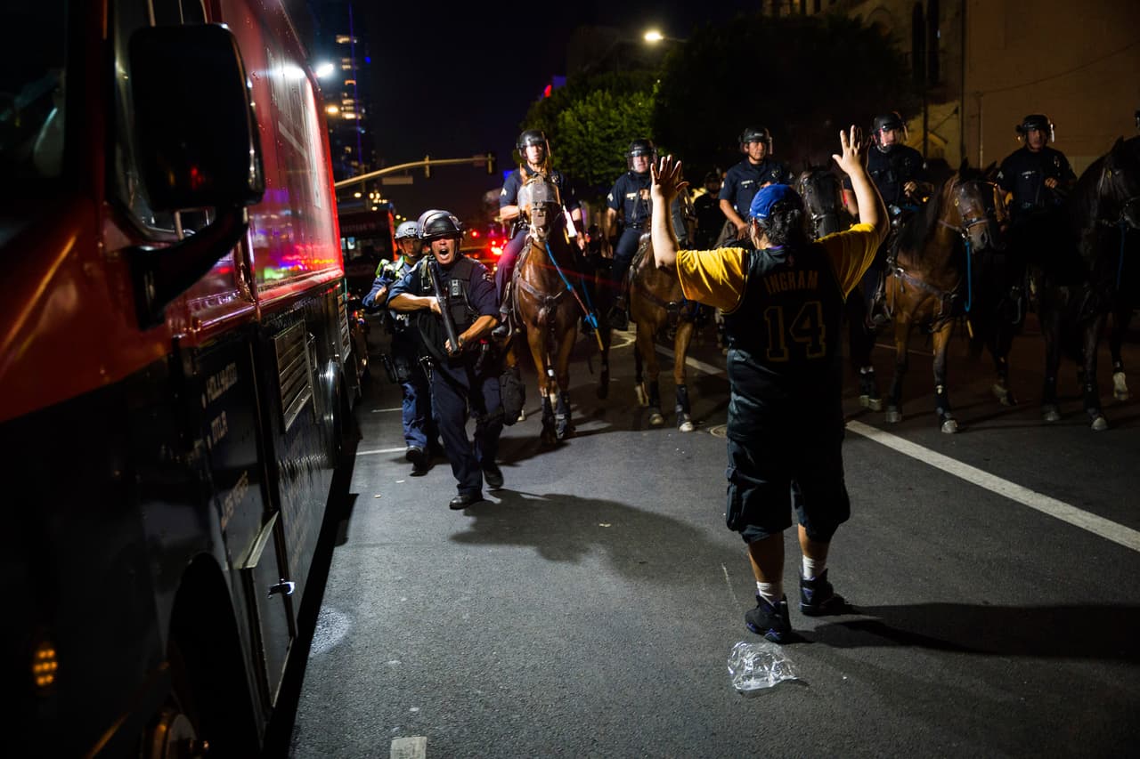 Dos personas fueron hospitalizadas por impactos de perdigones y ocho agentes también resultaron heridos, con lesiones menores.