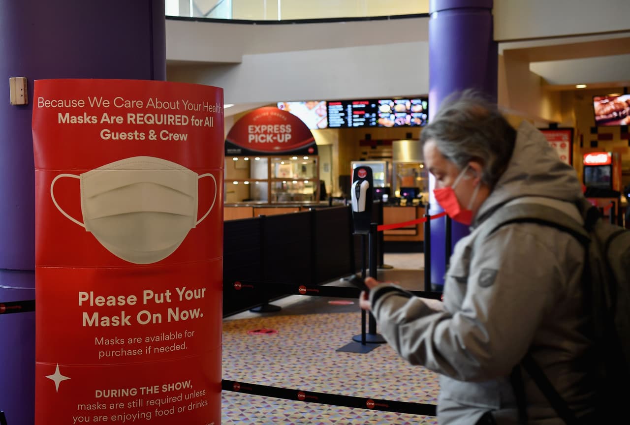 Teatros de 
<b>cine</b> pueden aumentar su capacidad al 50% o hasta 200 personas. Las sillas deben ser reservadas y cada grupo debe tener una distancia de 6 pies con otros grupos en todas las direcciones. Se permite las comidas solo en zonas designadas cuando se reservan las sillas.