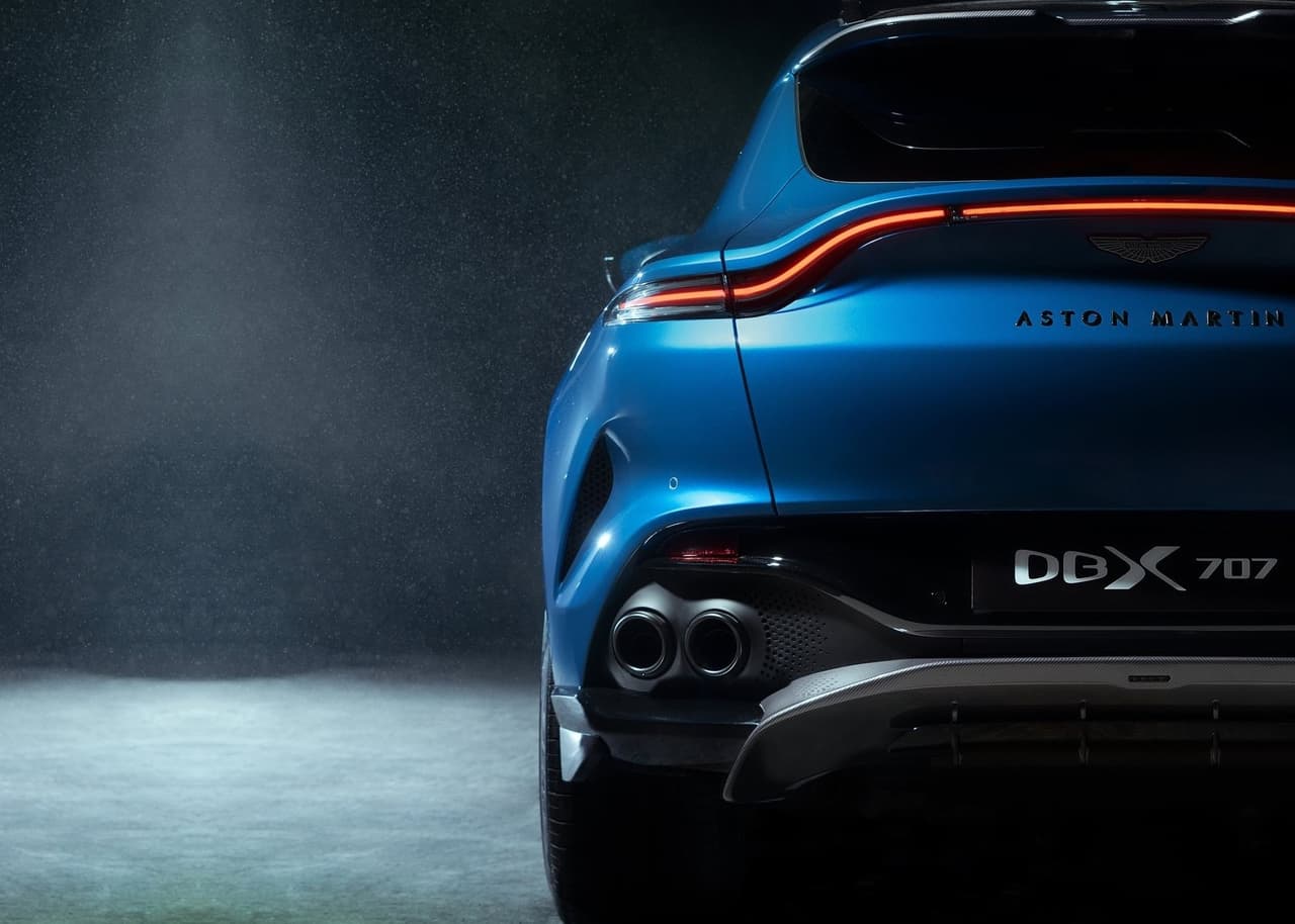 Comparada a la competencia, la DBX707 produce 71 caballos de fuerza más que la Bentley Bentayga Speed, 56 más que la Lamborghini Urus y 27 más que la Porsche Cayenne Turbo S E-Hybrid.