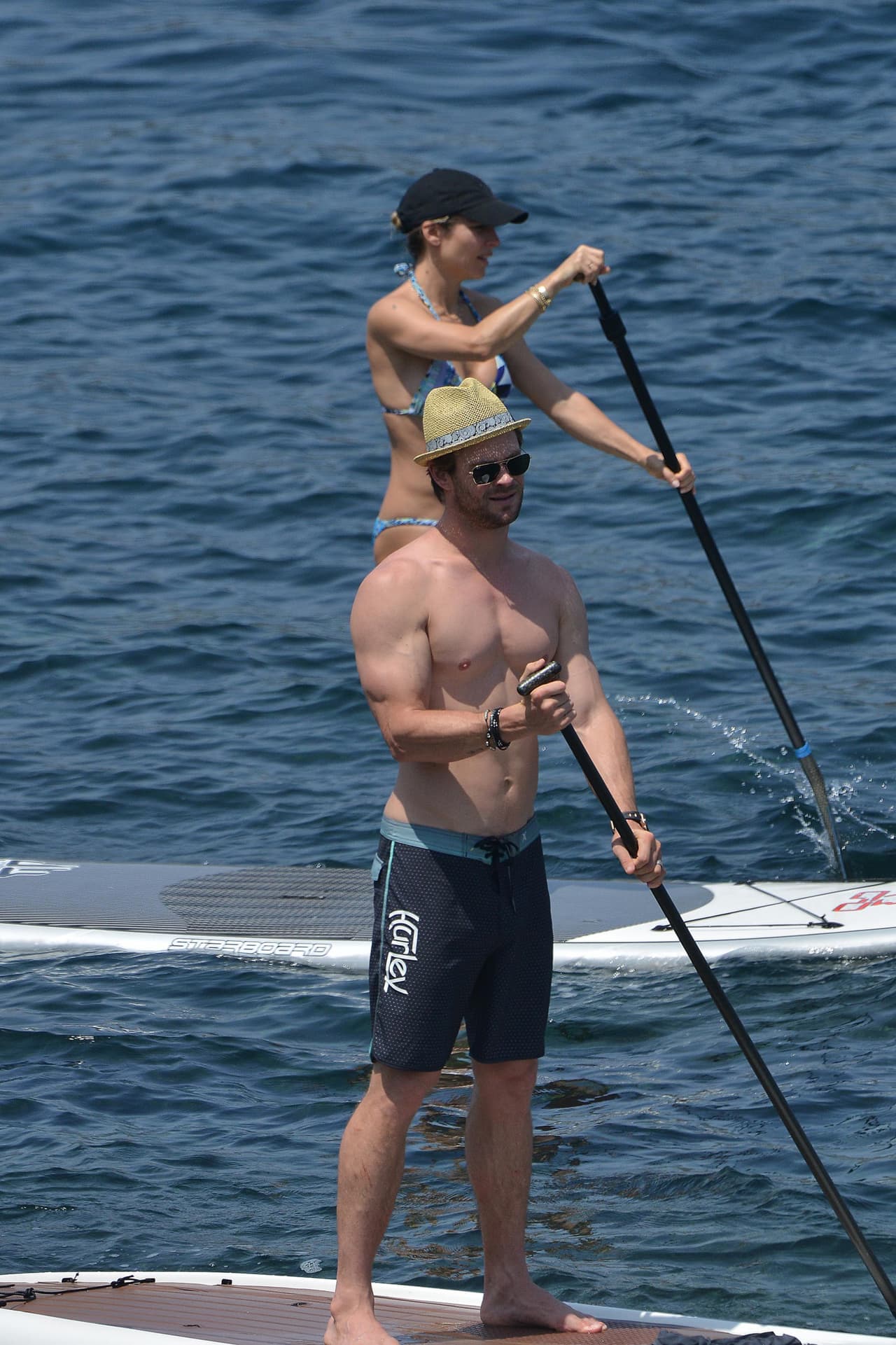 La guapa actriz y su musculoso esposo sí que saben administrar su tiempo.