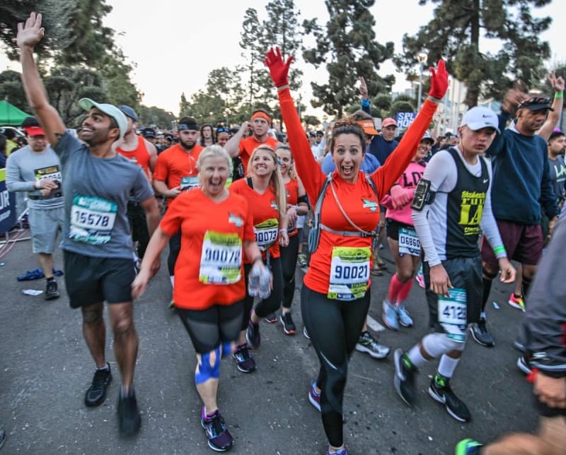 Un ambiente festivo se vivió a lo largo de las 26.2 millas.