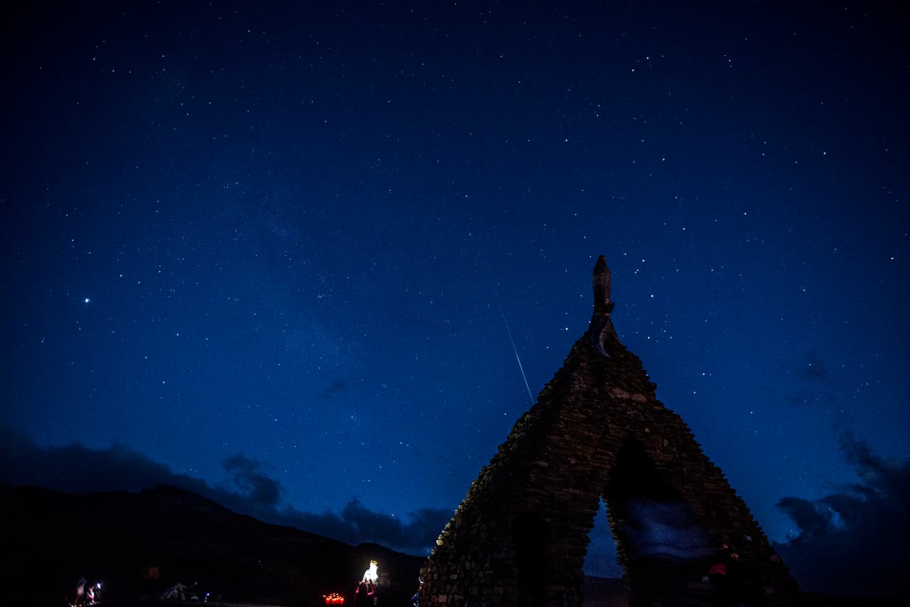 Una perseida vista desde el santuario Virgen de las Nieves en Granada, España, el 11 de agosto. El cometa que origina este fenómeno fue descubierto en 1862 por los astrónomos estadounidenses Lewis Swift y Horace Tuttle y su núcleo tiene 16 millas (26 kilómetros) de diámetro.