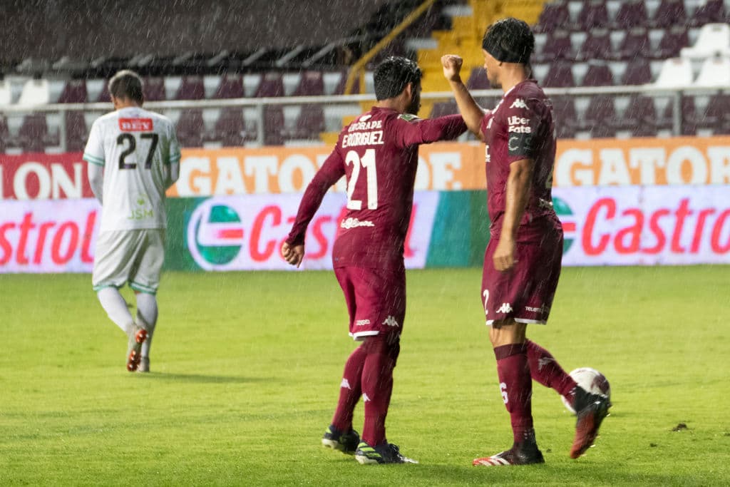 En una feria de goles, Saprissa logra vencer 4-3 a Comunicaciones y toman una ligera ventaja en las semifinales de la Concacaf League.