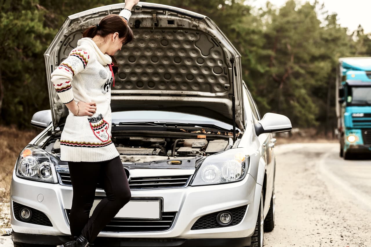 5. Localiza la batería, según el modelo de carro, 
<b>puede estar ubicada bajo el cofre en el compartimiento del motor o en el área de carga. </b>Es probable que esté bajo un cobertor plástico que hay que retirar.