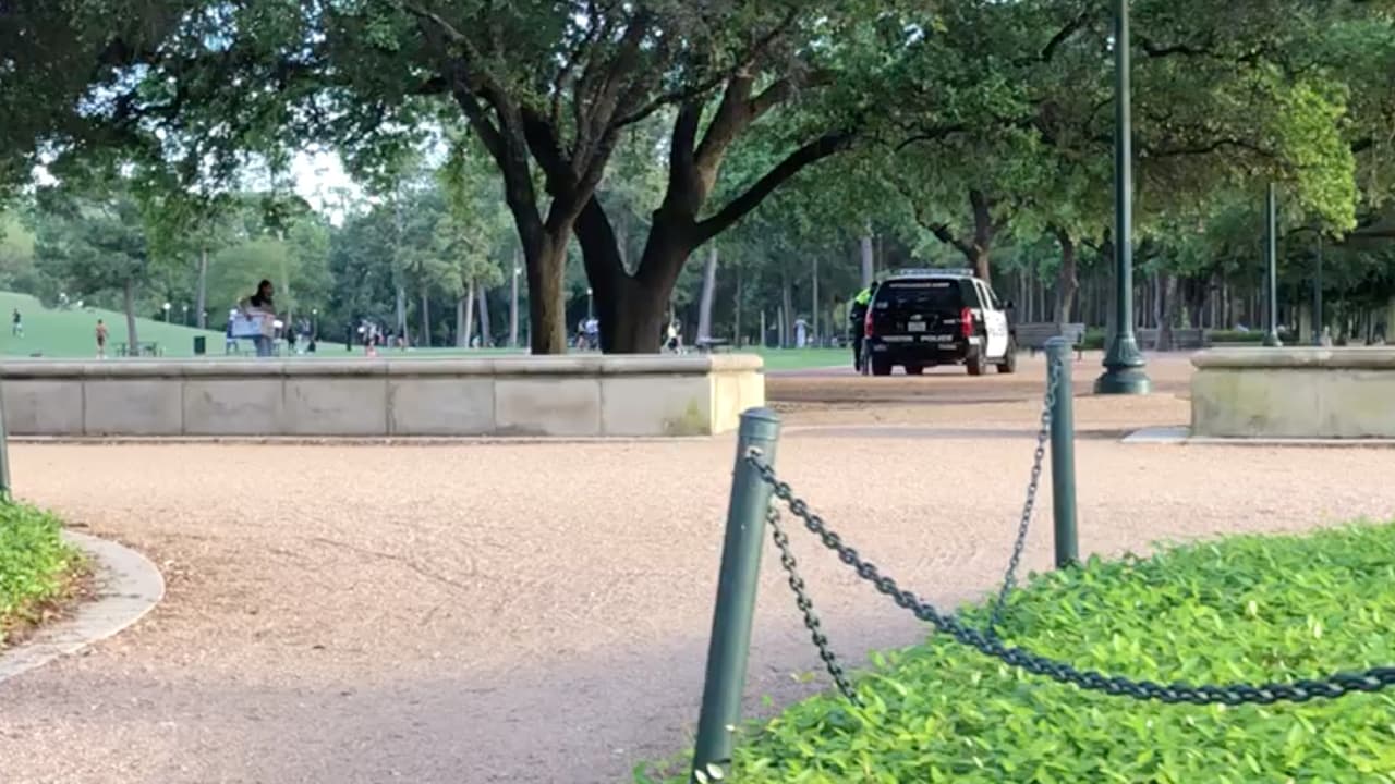 Con la orden de mantener el distanciamiento social.