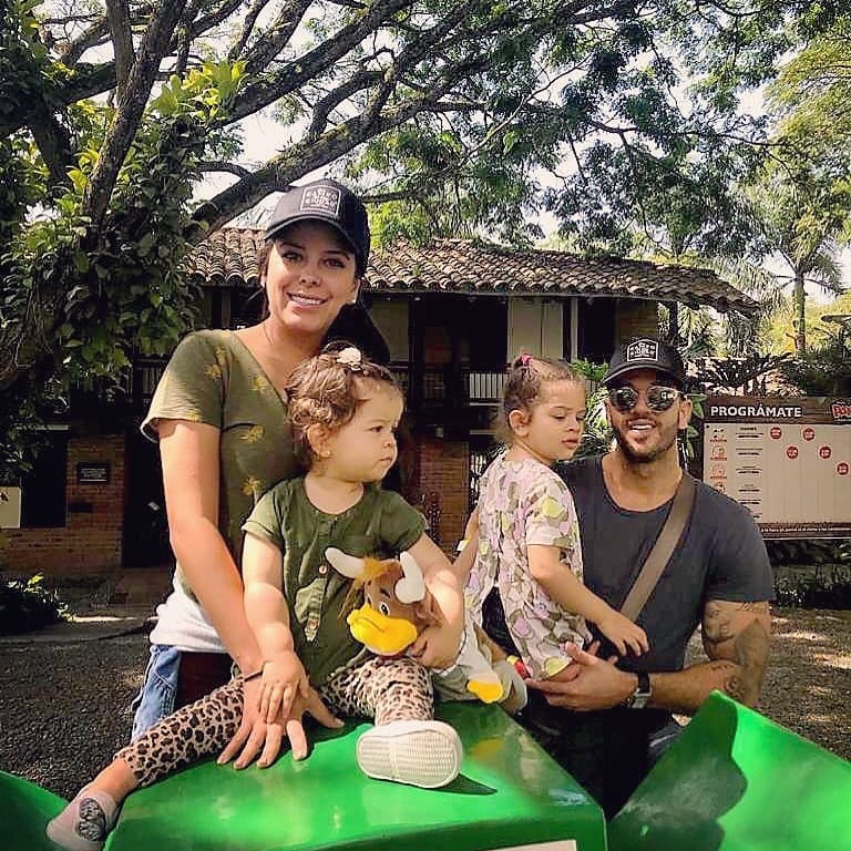 Las más grandes aventuras se viven en familia y para muestra esta foto de Yisus y las tres mujeres de su vida disfrutando de la naturaleza.