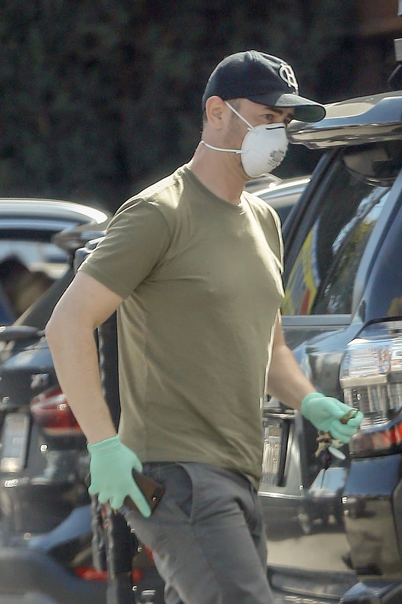 Colin Hanks también se protege del coronavirus usando máscara facial y guantes.