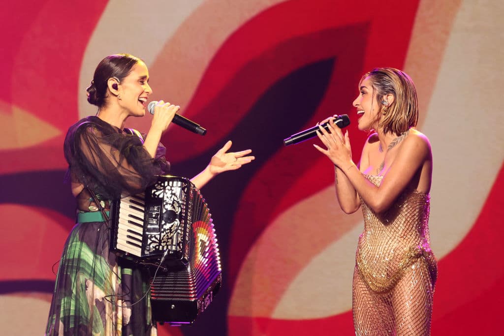 Julieta Venegas y María Becerra en el homenaje a Carlos Vives.