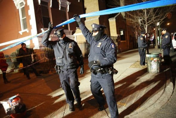 En las inmediaciones del lugar, un fuerte operativo de seguridad realizó un cerco para recabar las evidencias del crimen.