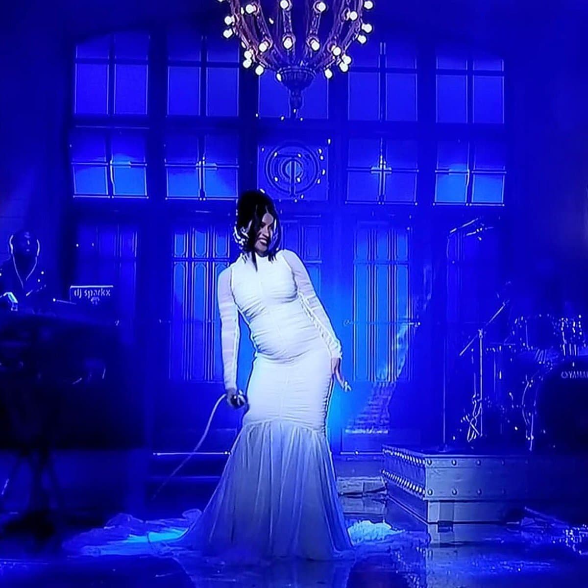 La rapera mantuvo su embarazo en secreto hasta su aparición en abril en el programa '
<b>Saturday Night Live</b>', donde 
<a href="https://www.univision.com/entretenimiento/cardi-b-acaba-con-los-rumores-y-confirma-su-embarazo">acabó con los rumores</a> y apareció mostrando su panza en un elegante vestido blanco.