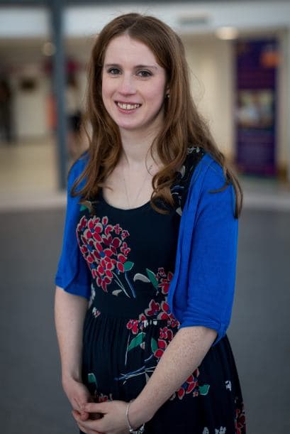 Al terminar el discurso, la duquesa mostró su solidaridad con Leigh Smith y se acercó a darle un abrazo para consolarla.