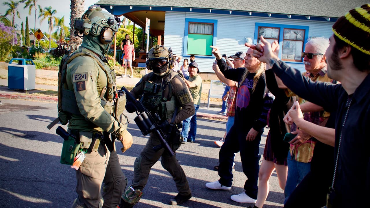 Manifestantes increpan a los agentes federales por el operativo en San Diego