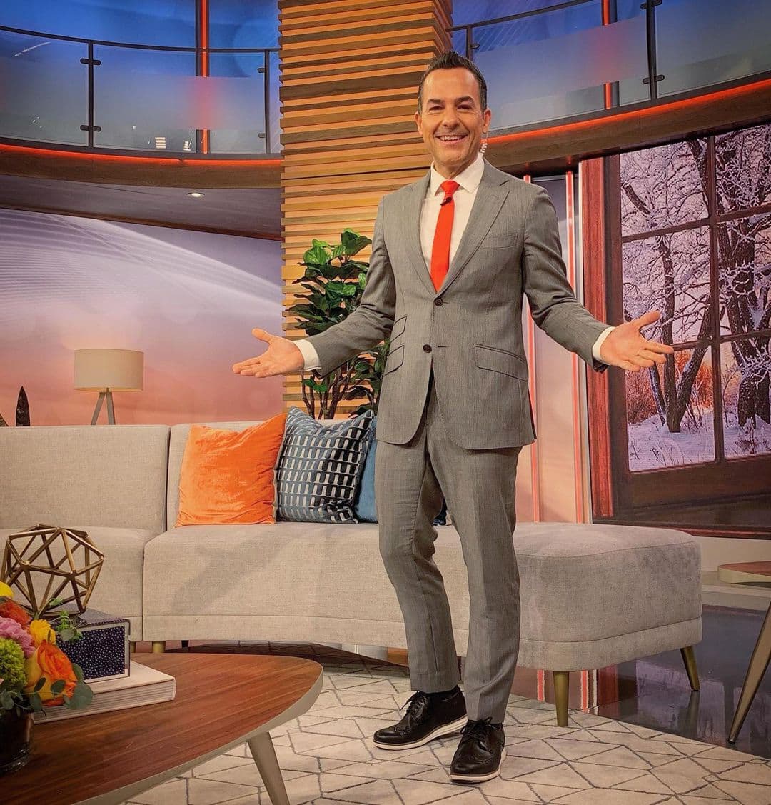 Ahora que sabemos que está enamorado entendemos que a ello se debe que lo veamos en el show más sonriente y con un brillo en los ojos imposible de ocultar.