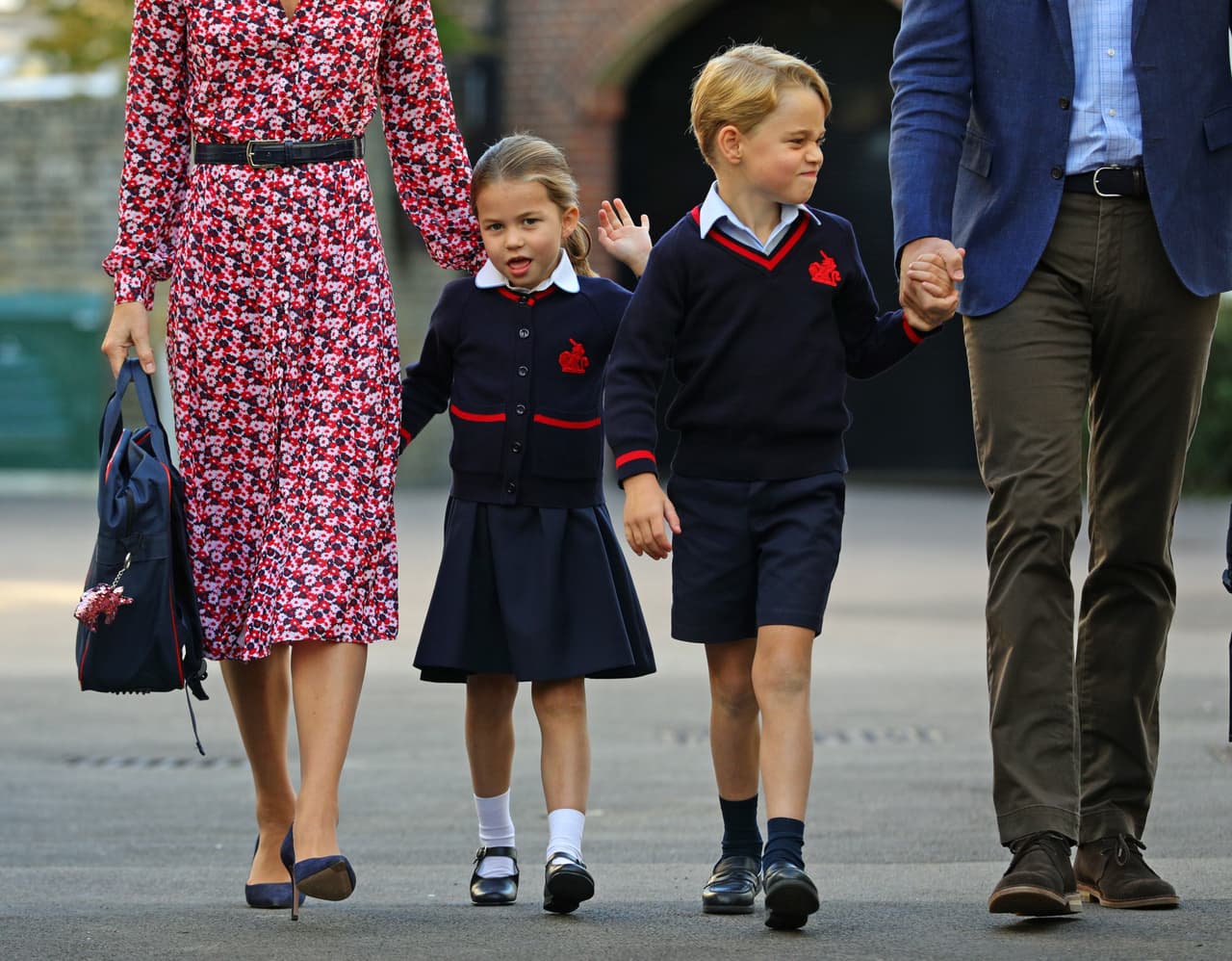 Según una reseña de 
<b><a href="https://www.dailymail.co.uk/news/article-7430097/Princess-Charlotte-arrives-day-school-Thomass-Battersea.html" target="_blank">Daily Mail,</a></b> Charlotte y George fueron trasladados a su escuela, ubicada en el sur de Londres, en una Land Rover Discovery que fue conducida por el príncipe William. Arribaron justo después de las 8:15 de la mañana, tiempo local.