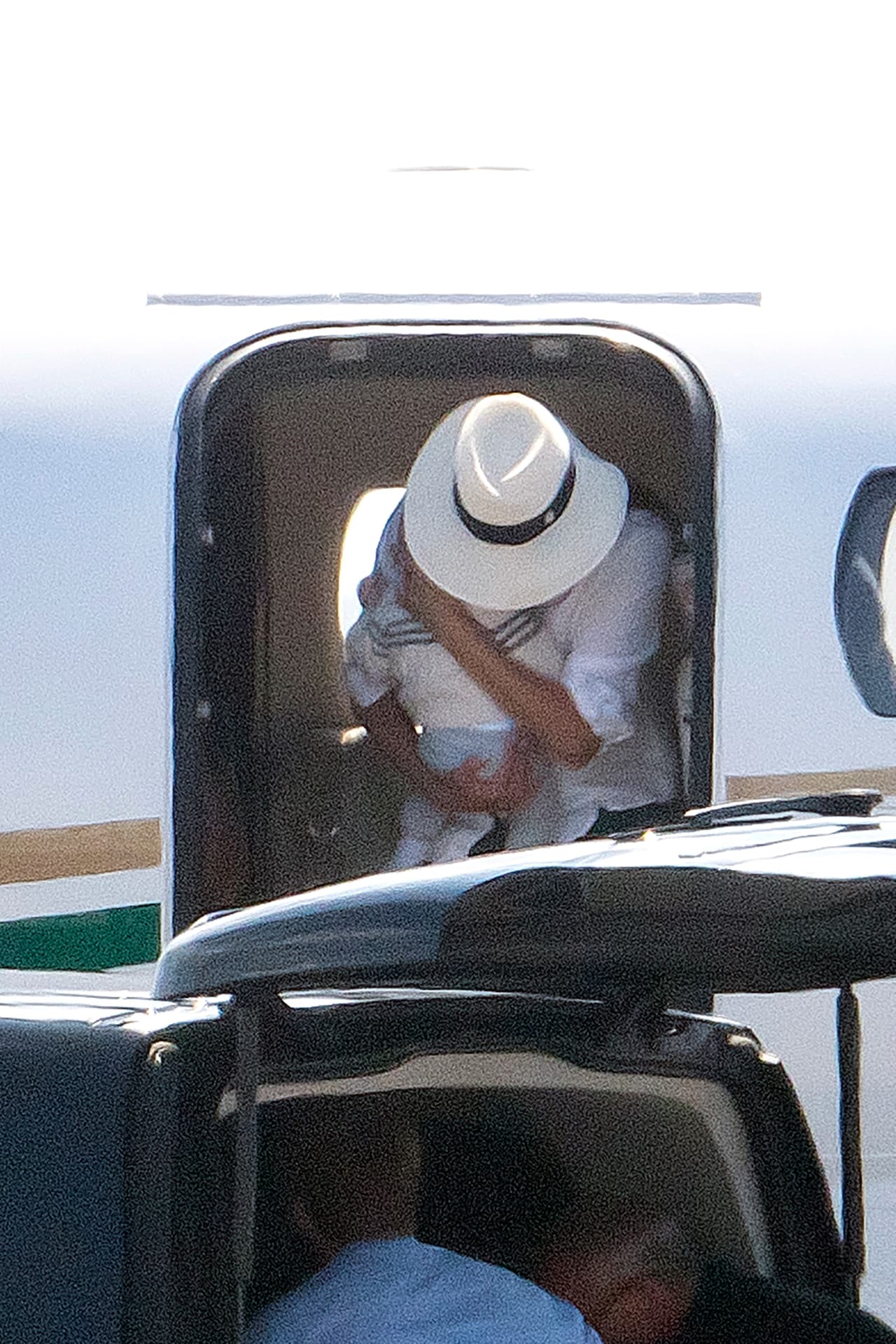 El diario británico Daily Mail calculó que la pareja generó en su vuelo de Niza al Reino Unido 
<b><a href="https://www.univision.com/noticias/cambio-climatico/cambio-climatico-alargara-y-encarecera-vuelos-en-avion" target="_blank">siete veces más emisiones de dióxido de carbono</a></b> por persona que si hubieran volado en un avión comercial.