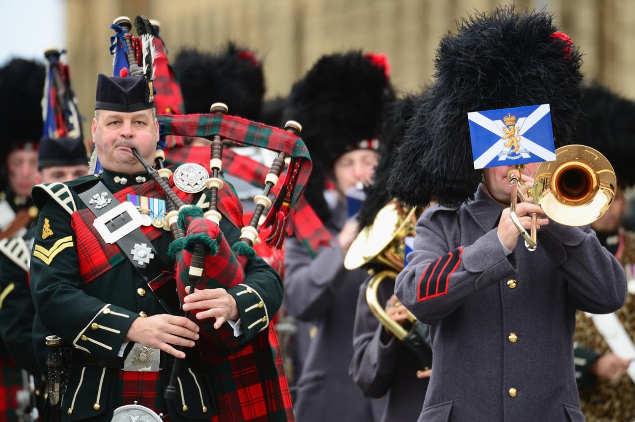 Y ya cuando la princesa Eugenie y Jack Brooksbank salgan de la iglesia, a dar su primer recorrido en carroza como marido y esposa, los gaiteros del 2do. batallón del regimiento real de Escocia interpretaran varias piezas.