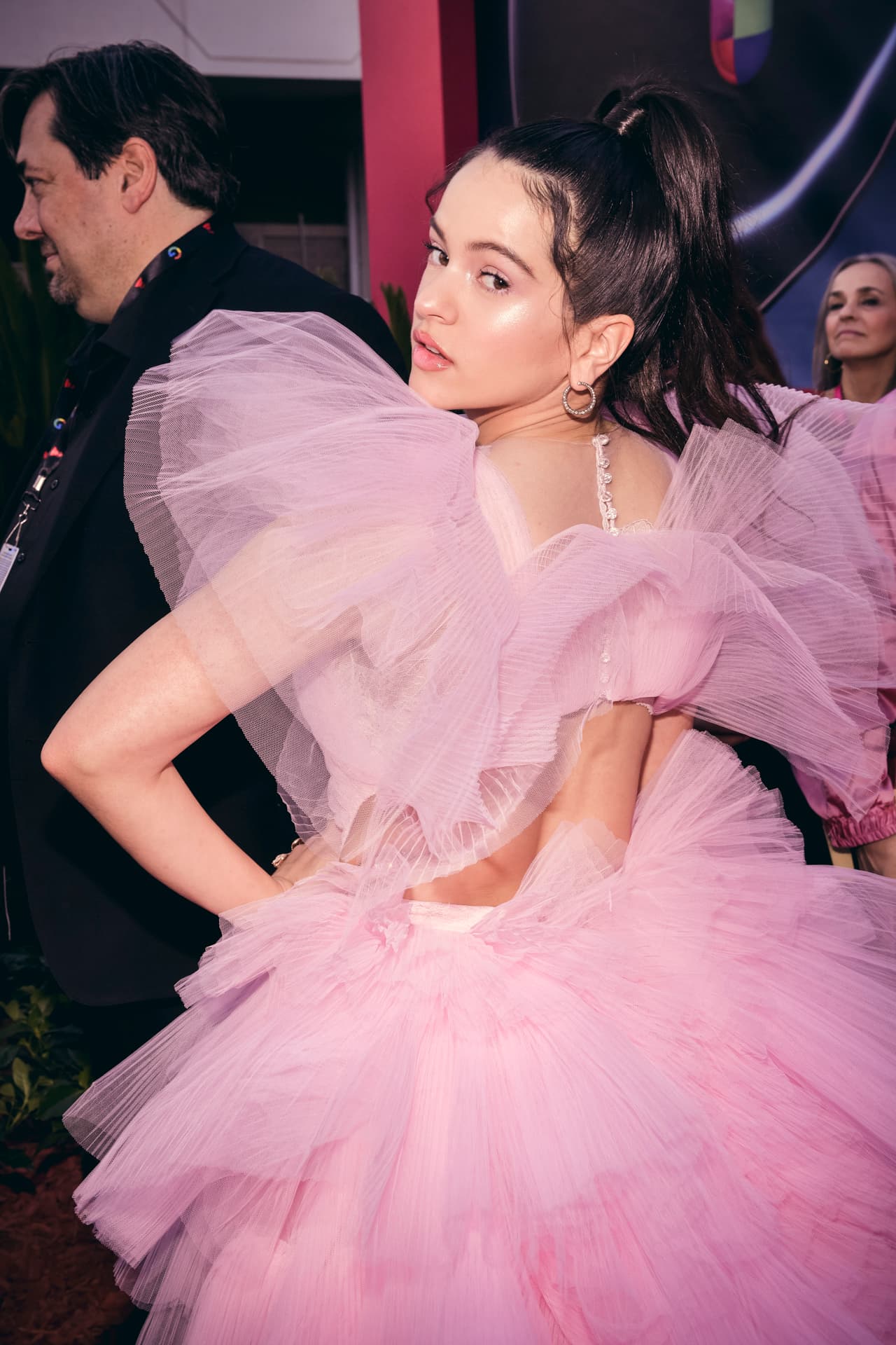 Como algodón de azúcar, así fue el vestido empalagador de la cantante española Rosalía.