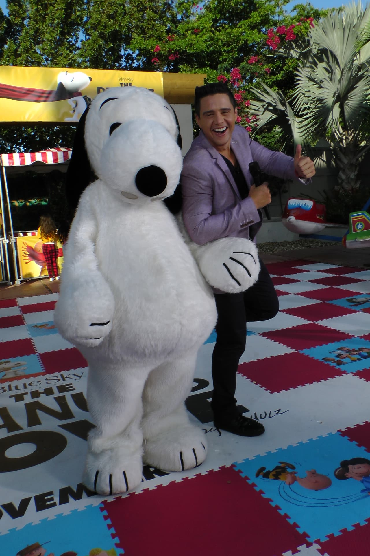 Alejandro se sentía como Charly Brown junto a Snoopy.
