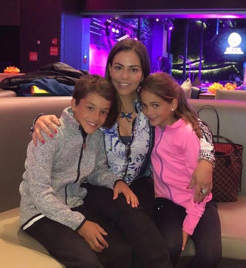 "Pero no me arrepiento de haberme dedicado a mis hijos. Ahora que regresé siento que el tiempo no pasó. La gente es la misma, y lo que bien se aprende nunca se olvida", añadió.
<br>