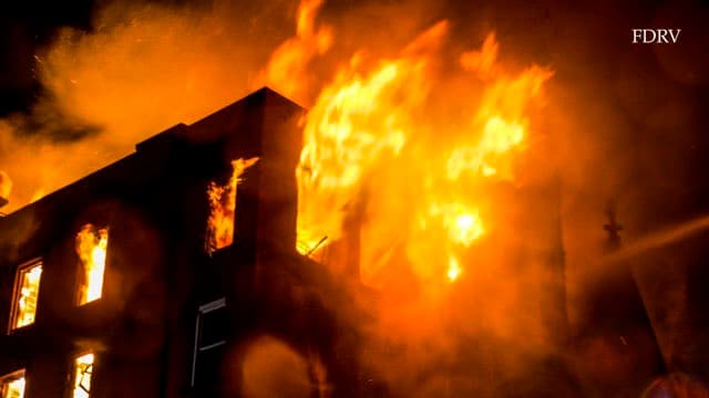 Un incendio de seis alarmas destrozó una histórica iglesia de 128 años en East Village el sábado por la mañana.