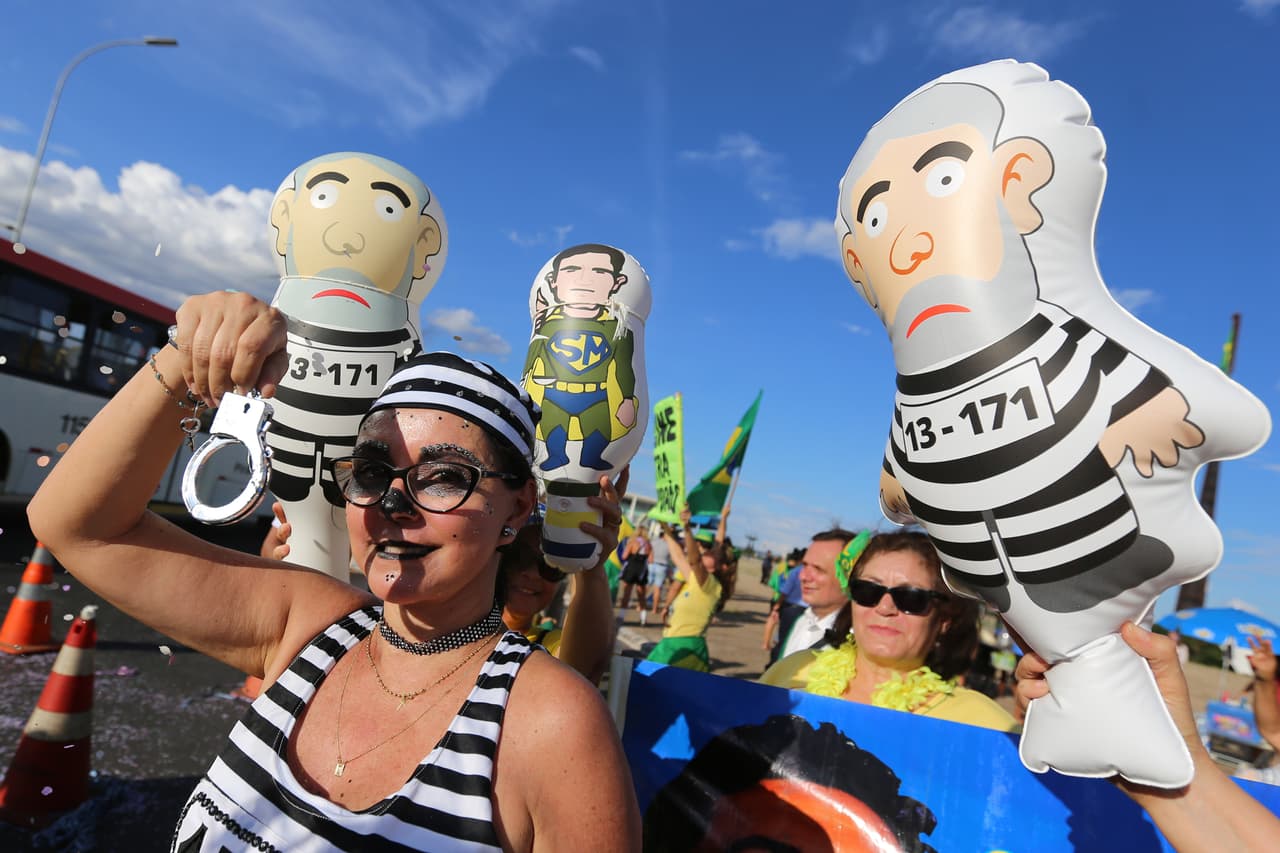 BRA09. BRASILIA (BRASIL), 24/01/2018.- Detractores del expresidente brasileño Luiz Inácio Lula da Silva celebran la decisión que ratifica la condena a Lula hoy, miércoles 24 de enero de 2018, en Brasilia (Brasil). La Justicia brasileña ratificó hoy la condena por corrupción pasiva y lavado de dinero contra el expresidente Luiz Inácio Lula da Silva (2003-2010) en una causa relacionada con el escándalo por los desvíos en la petrolera estatal Petrobras. EFE/Joédson Alves