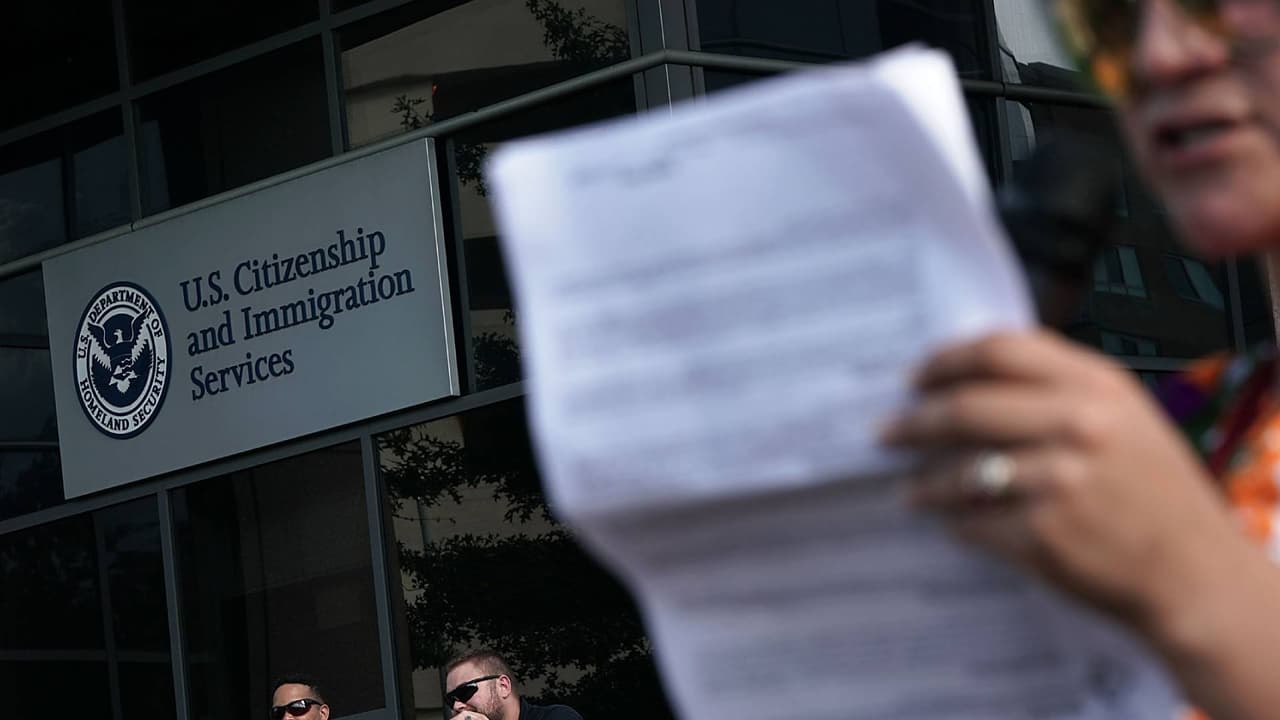 DHS pone fin a extensión automática de permisos laborales: ¿qué deben saber inmigrantes en Orlando?