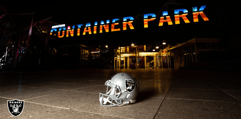 La noche cobra vida en toda la ciudad, aquella que nunca duerme. Así luce el 'Downtown Container Park'.