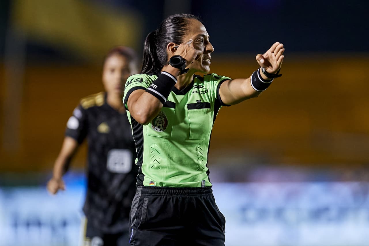 Árbitro durante el partido entre América y Tigres
