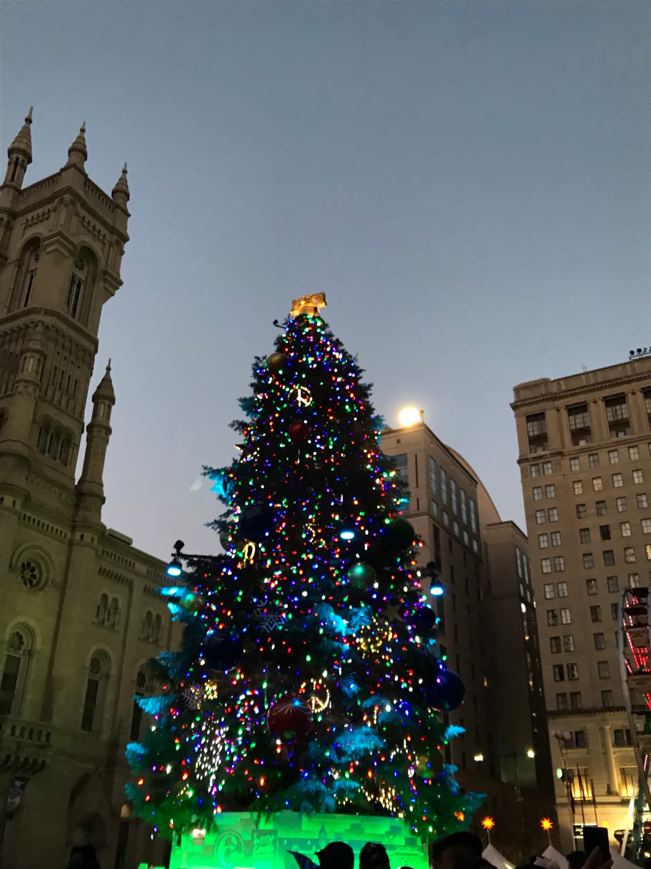 Luego de visitar la villa, una parada por la alcaldía es la norma. Podrás retratarte frente al hermoso árbol de navidad, coronado con una réplica de la famosa Campana de la Libertad. 
<br>