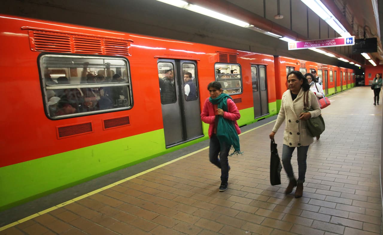 Pasajeras caminan por el andén de una estación del metro de la capital mexicana el lunes en la mañana. En las principales calles de la ciudad podía verse a los peatones, en su mayoría hombres, caminando rumbo a las oficinas, descendiendo de los autobuses o haciendo filas para comprar café.