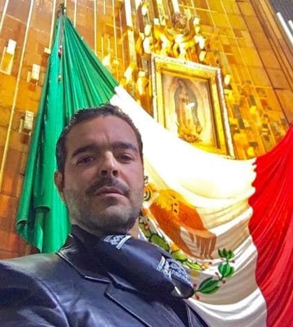 "Venimos a trabajar y a celebrar nuestra Independencia, ¿no? Esto es lo que se queda, a mí no me importa nada, pero que sí se comporte un poco el señor que me empujó [...]", dijo visiblemente molesto Pablo Montero mientras mostraba ante las cámaras una pequeña lesión en la muñeca derivada de este altercado.