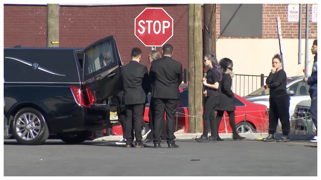 Ahí la limosina fúnebre abrió sus puertas, para permitir que sus compañeras de trabajo depositaran rosas rojas sobre su ataúd, sin poder contener el llanto.