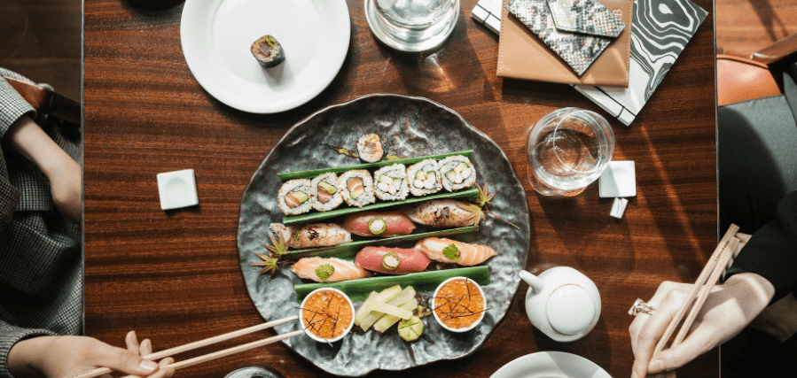 El lujoso hotel de cinco estrellas, Le Royal Monseau, será la casa provisional del astro argentino, pues su salida del Barcelona fue muy repentina. El hotel se encuentra ubicado en 37 Avenue Hoche y fue reformado por el famoso diseñador Philippe Starck. El Parque de los Príncipes se encuentra a tan solo 15 minutos del inmueble.