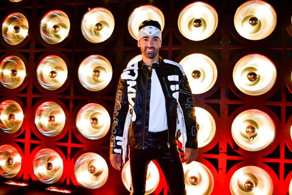 En este programa también lo vimos lucir sus pasos de baile en el gran openning con un look en cuero.