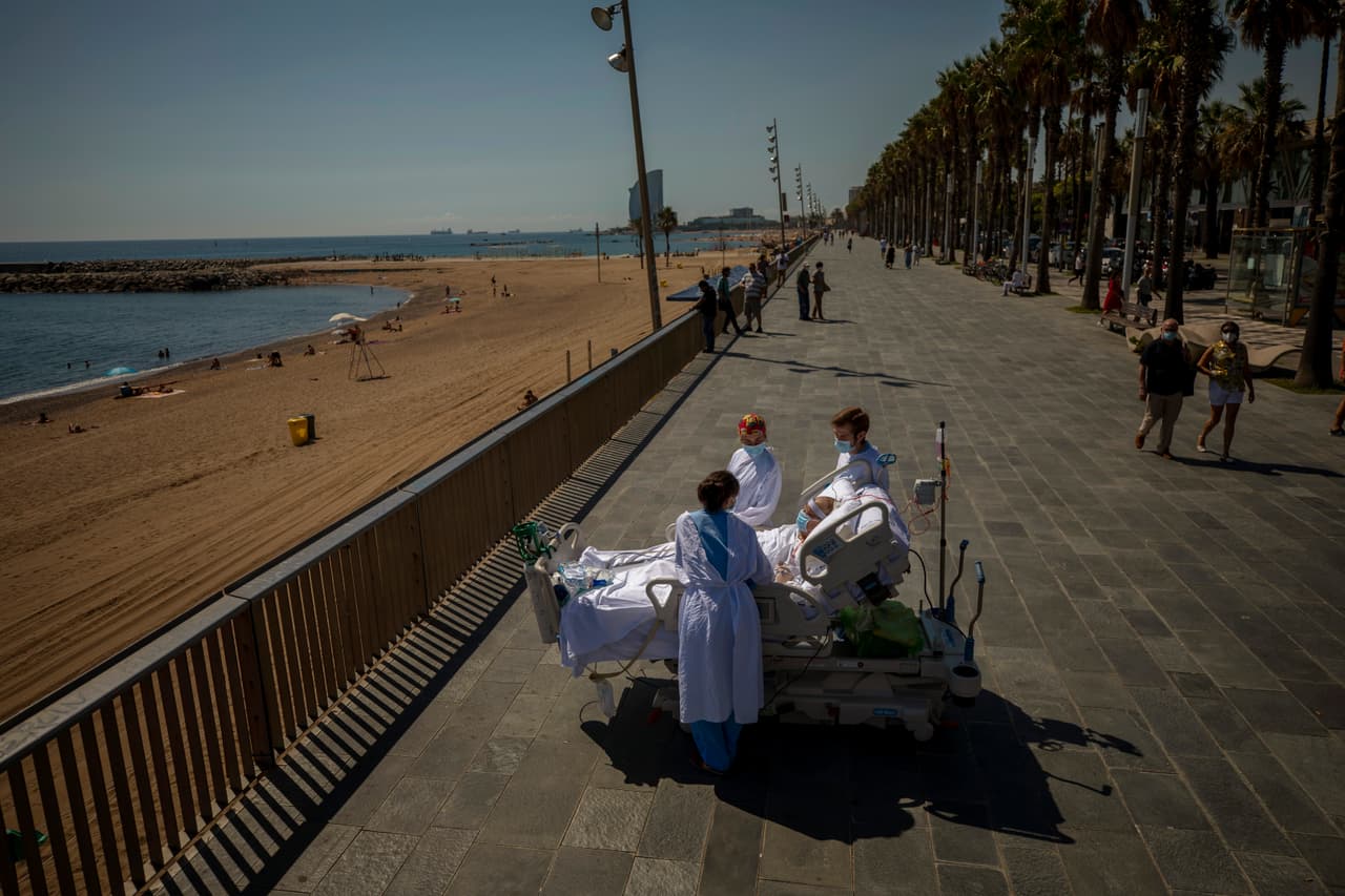Judith Marín, médica del hospital, dice que el viaje de España a la playa es parte de un programa para “humanizar” las unidades de cuidados intensivos con el que el grupo había estado experimentando durante dos años, mucho antes de que el coronavirus azotara España.