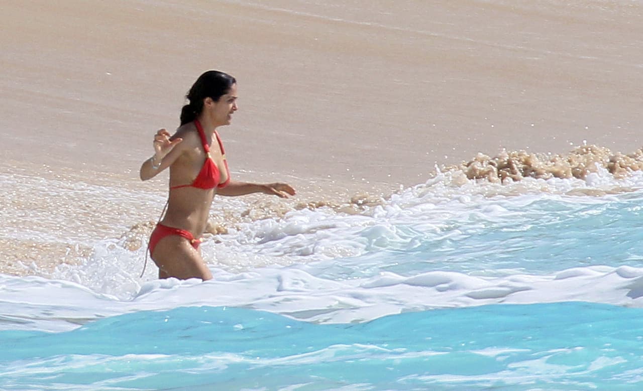 Mira los mejores ángulos de Salma Hayek en bikinazo.