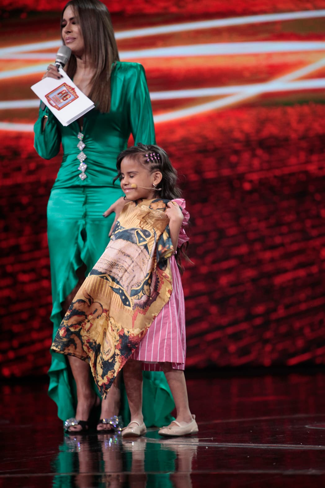 Un pañuelo de seda con la imagen de la Virgen de Guadalupe, "para que te cuide y te acompañe en tu cirugía", le dijo la jueza.