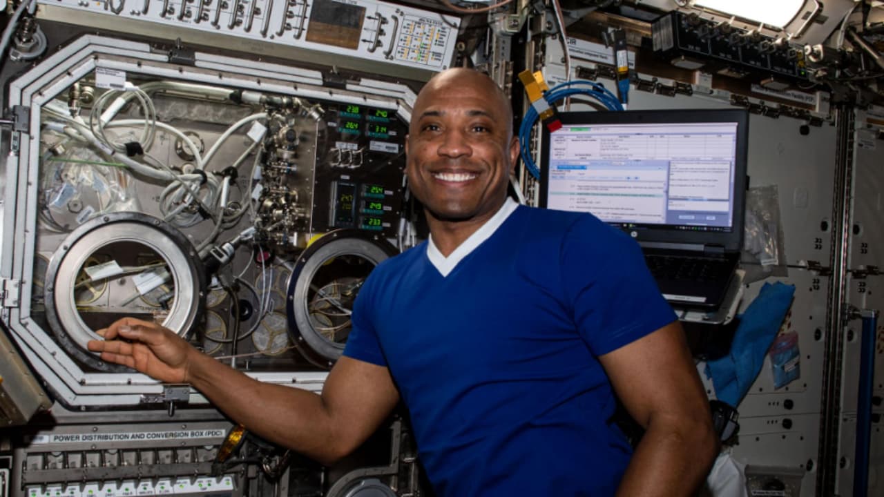 Glover durante su participación en una misión de SpaceX hacia la Estación Espacial Internacional, donde adquirió experiencia en vuelos comerciales tripulados al espacio.